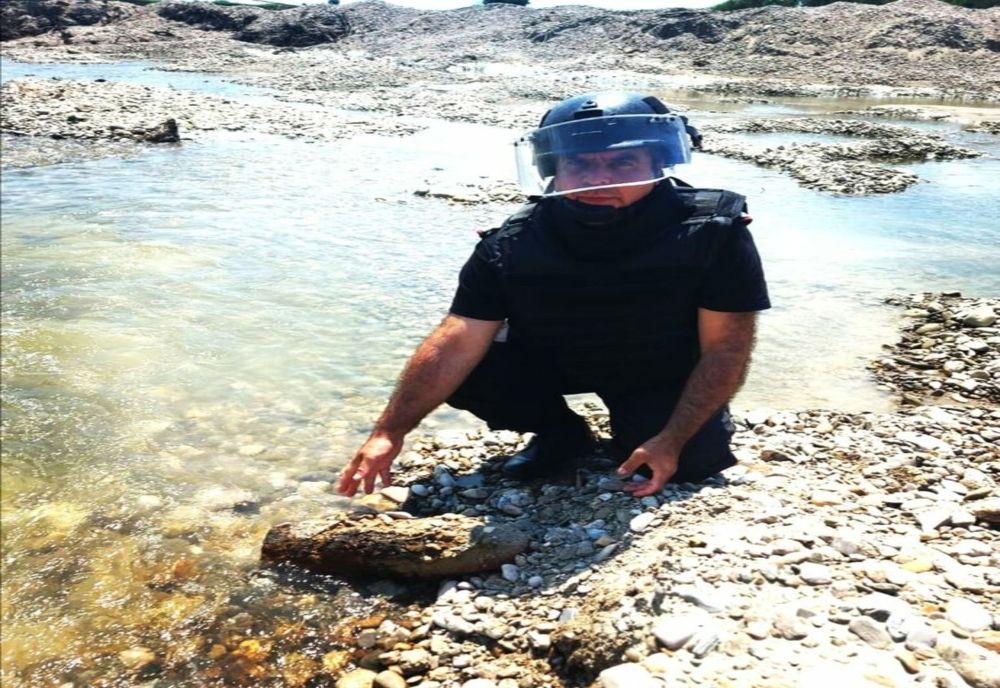 Dâmbovița. Proiectil exploziv de 130 mm, găsit pe malul râului Ialomița!