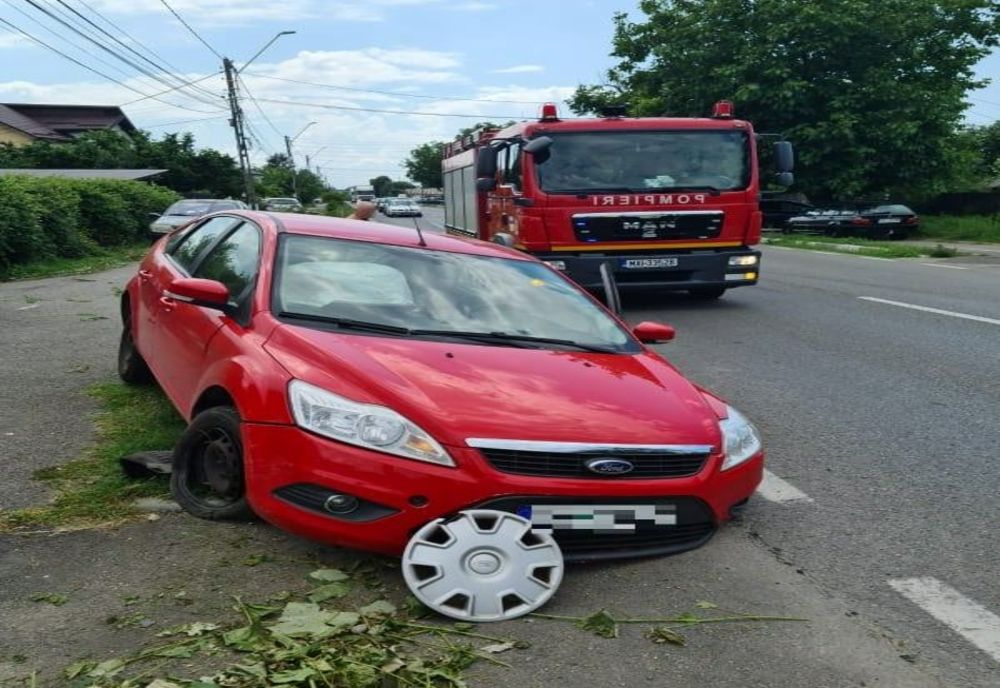 Dâmbovița: Un autoturism scăpat de sub control s-a izbit de un cap de pod. Șoferul a fost rănit