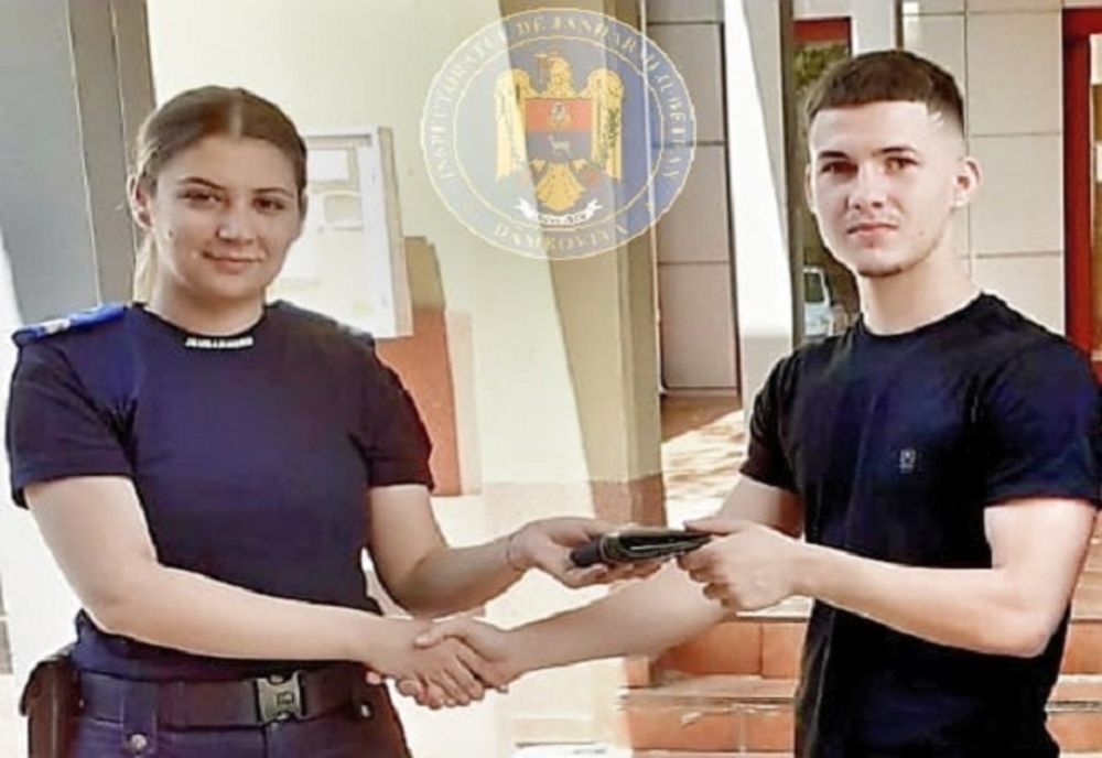 Un elev și-a pierdut portofelul în zona liceului în care susține probele de bacalaureat. Cine l-a găsit și i l-a înapoiat