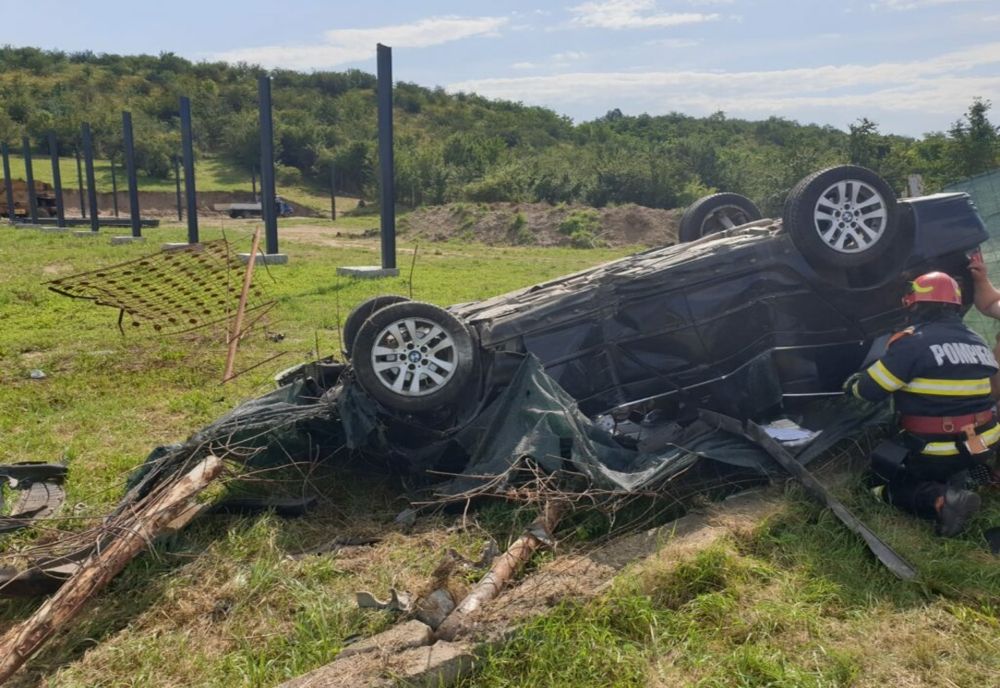 Dâmbovița. Femeie a fost rănită după ce s-a răsturnat cu mașina în afara părții carosabile