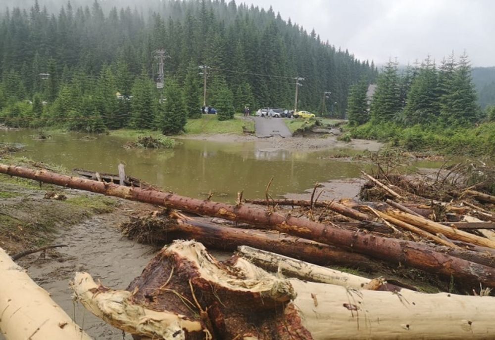Turiștii din campingul de la Zănoaga, afectat de o viitură puternică, nu au fost evacuați