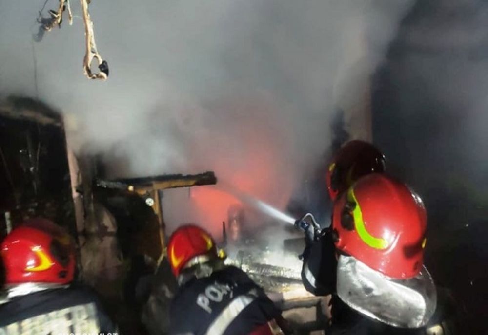 Magazie în flăcări, în Dâmbovița. Trei autospeciale de stingere au intervenit în Colanu