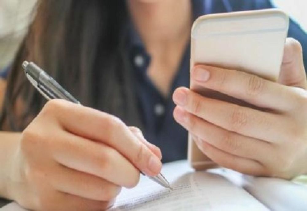 Elev din Dâmbovița, eliminat de la Bacalaureat după ce a încercat să copieze cu telefonul mobil