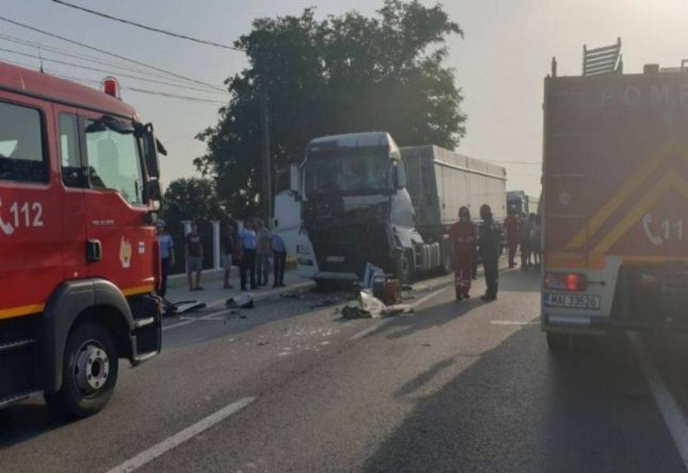Ciocnire violentă între două Tir-uri, pe DN 72, în Dărmăneşti. Drumul a fost blocat