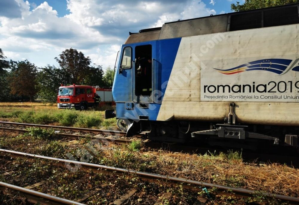 Dâmbovița. Locomotiva unui tren plin cu pasageri a luat foc