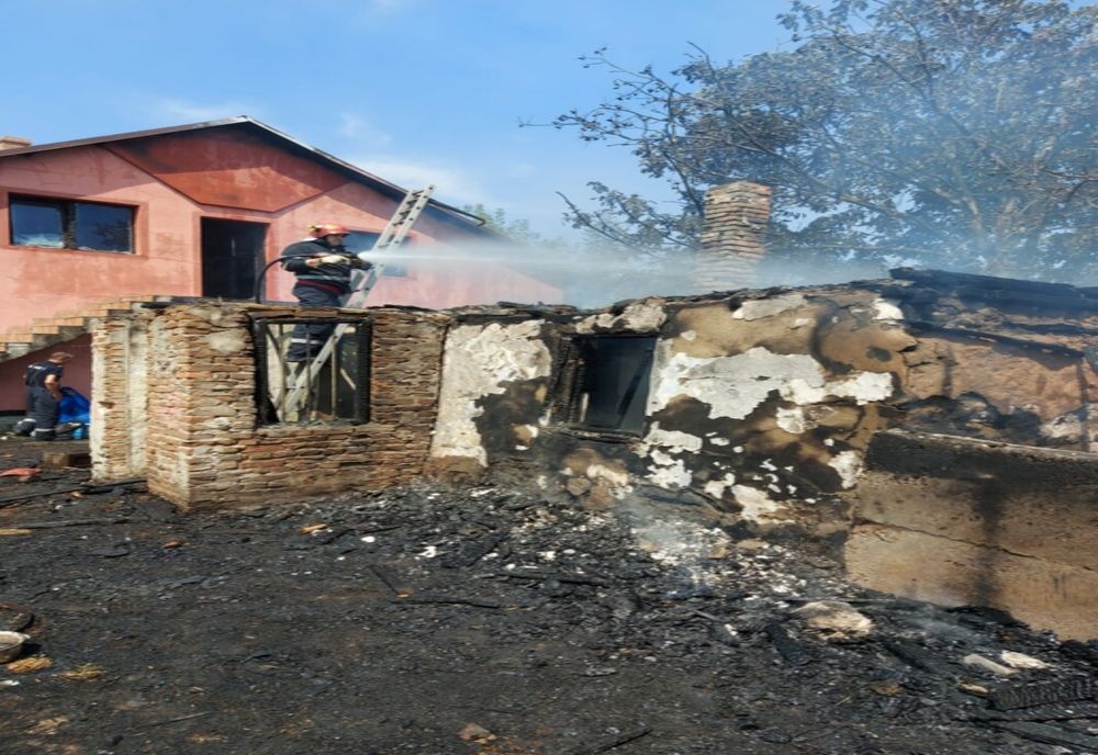 Casă din Dâmbovița distrusă de un incendiu puternic