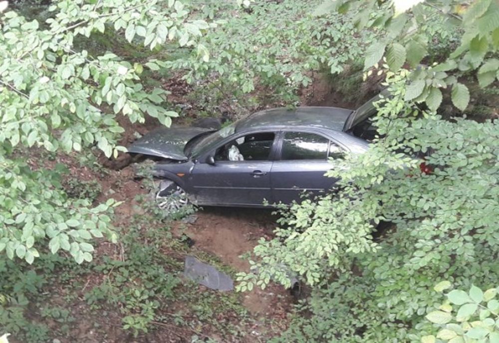 Un autoturism s-a răsturnat într-o râpă din Cheile Brăteiului