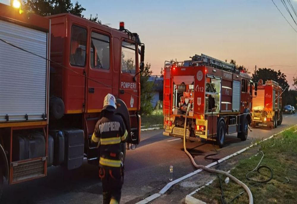Incendiu violent la o anexă gospodărească, în Corbii Mari