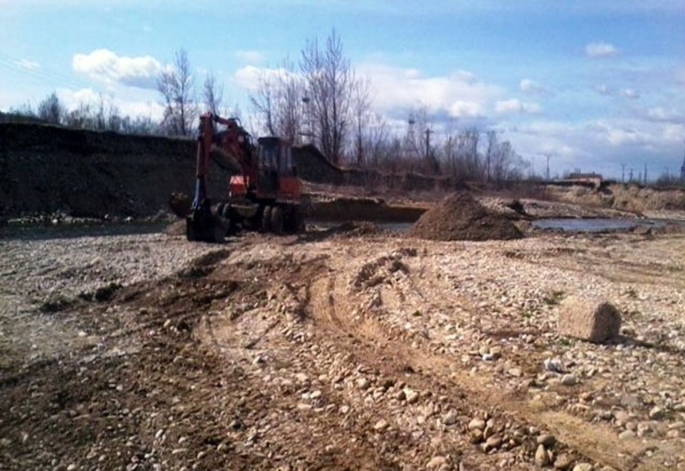 Dosar penal pentru un bărbat care extrăgea agregate minerale din albia unui pârâu de pe Valea Dâmboviței