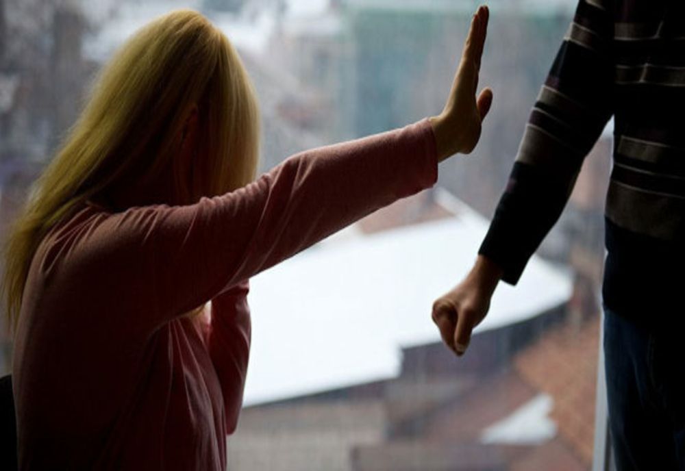 Dâmbovița. Tânără de 22 de ani, lovită cu brutalitate de concubinul său