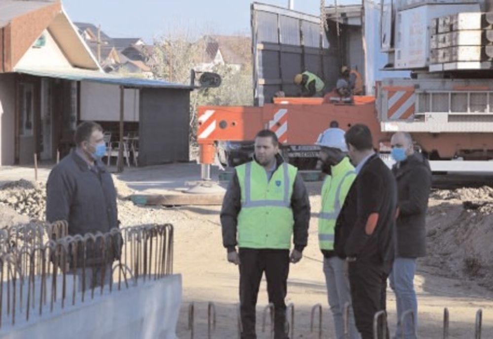  Se lucrează la podul peste pârâul Racovița, la Băleni