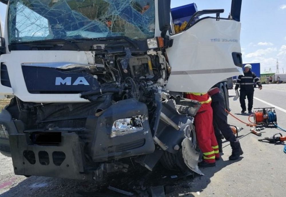 Coliziune puternică între două autocamioane în Dâmbovița. Unul dintre acestea era încărcat cu substanțe periculoase