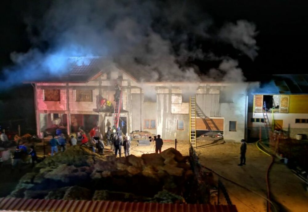 Dâmbovița. Casă cuprinsă de flăcări! Proprietarul a făcut atac de panică 