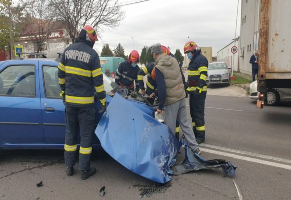 Coliziune violentă în Dâmbovița! Trei mașini implicate și o persoană rănită