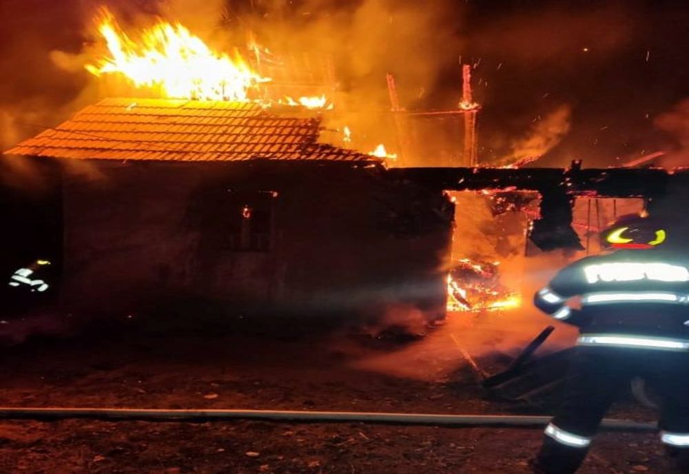 Incendiu violent pe Valea Dâmboviţei. O casă a fost arsă din temeli
