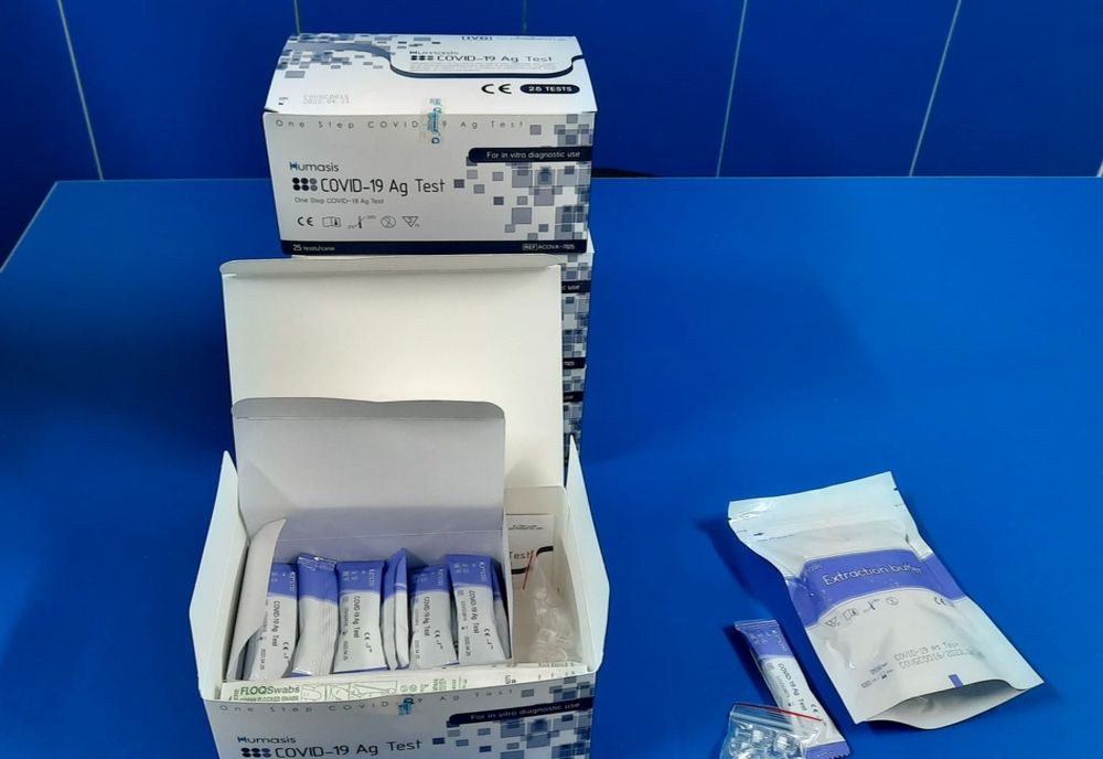 În loc să își testeze copiii acasă, unii părinți vând pe internet testele de salivă primite de la școală