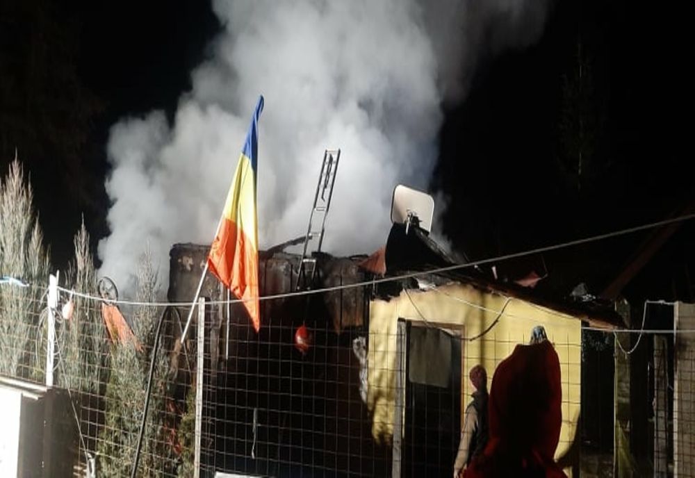 Casă distrusă de flăcări pe Valea Dâmbovițe