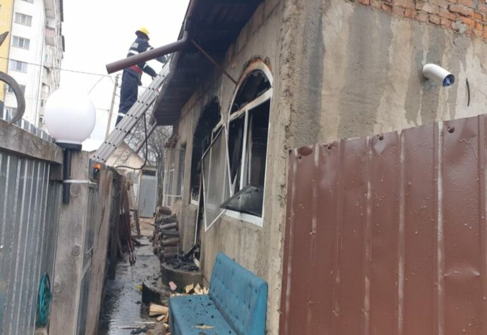 O casă din Târgoviște a fost cuprinsă de flăcări!