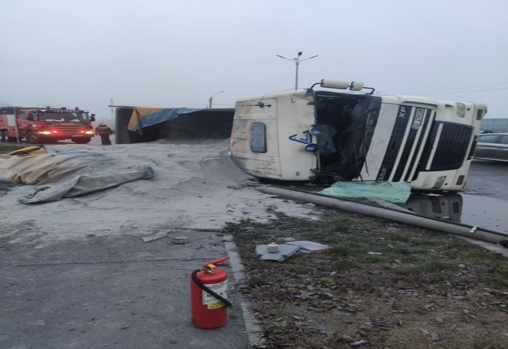 Târgoviște: Un TIR încărcat cu zgură s-a răsturnat, în această dimineață, în apropiere de Dâmbovița Mall