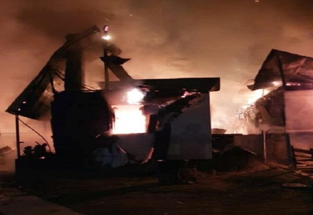 Incendiu violent într-o gospodărie din Dâmbovița! O persoană a suferit arsuri grave, iar alta a făcut atac de panică