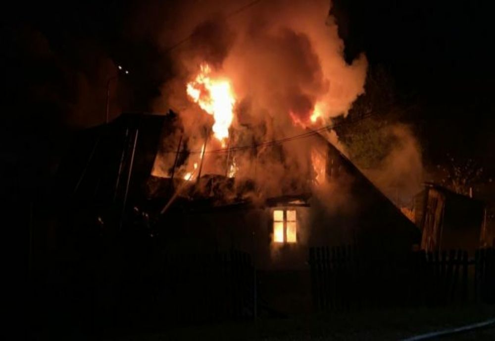 Casă în flăcări în municipiul Moreni! Se intervine cu trei autospeciale de stingere