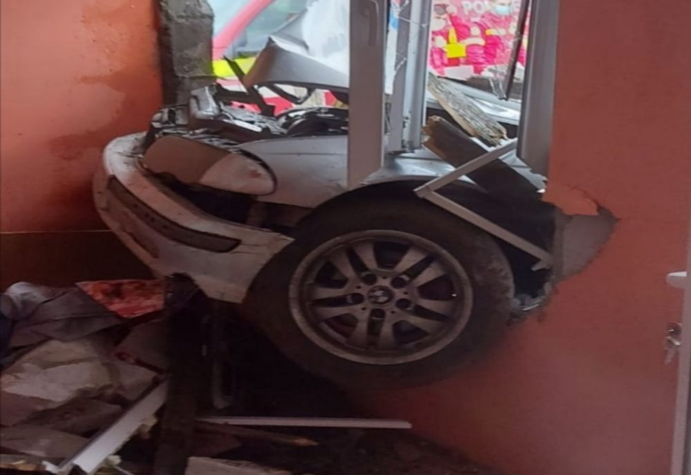 Dâmbovița: Un autoturism s-a oprit în peretele unei case! Șoferul a făcut atac de panică