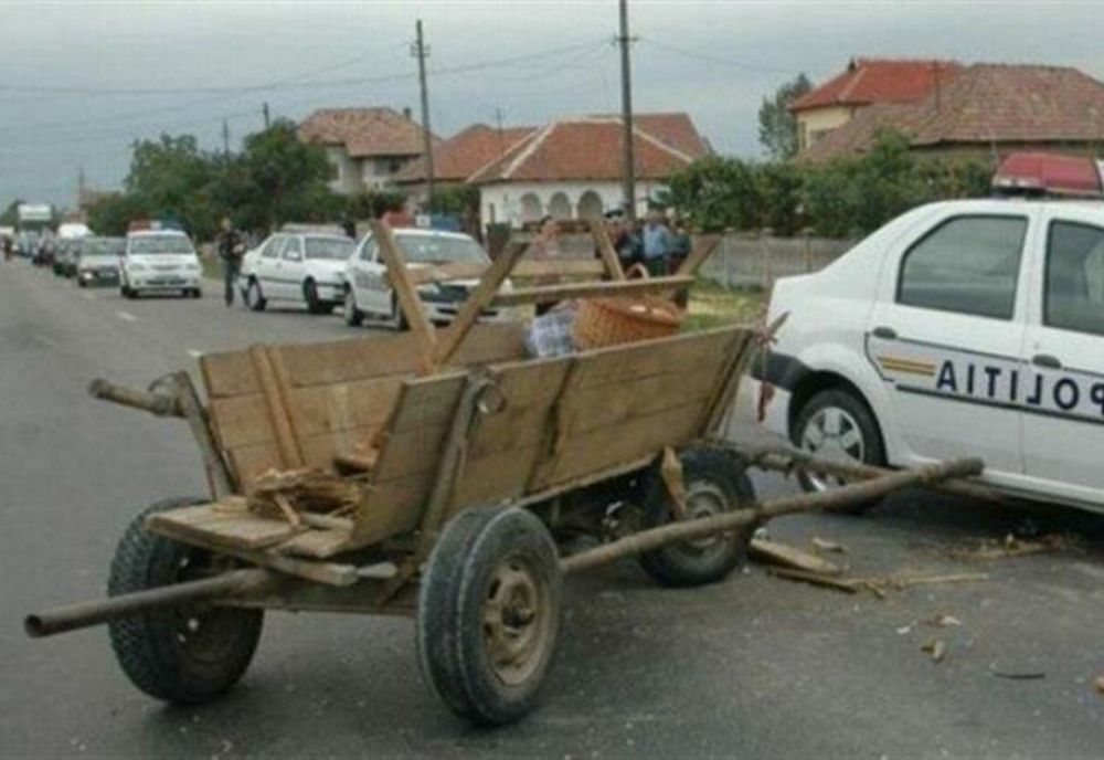 Dâmbovița: Impact violent între o căruță și un autoturism. O persoană a fost rănită