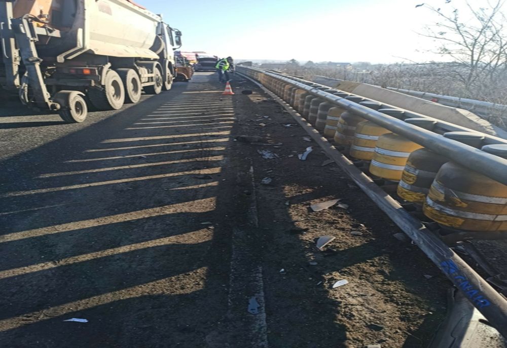 Angajat CNAIR, rănit pe șosea, în timp ce curăța resturile de la un accident anterior