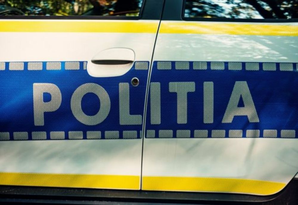 Dâmboviţa. Polițist atacat cu un cuțit de un bărbat bolnav psihic! S-au tras mai multe focuri de armă