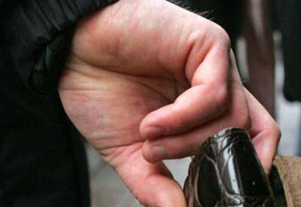 Dâmbovița. Bărbat jefuit pe stradă de trei tineri! Doi dintre adolescenții tâlhari au fost reținuți