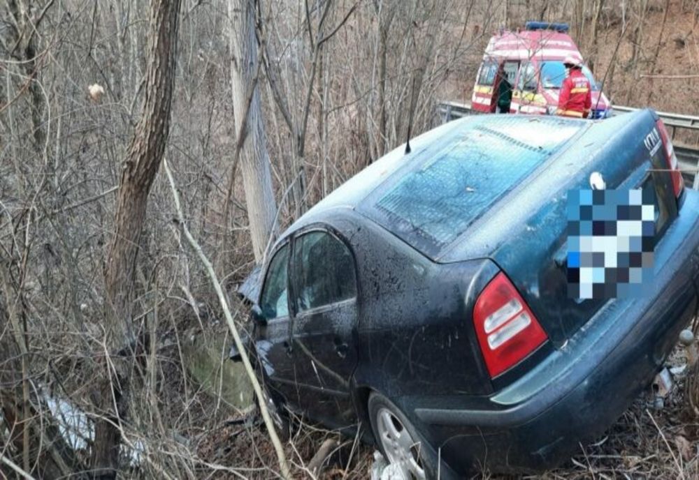 Dâmbovița: Mașină în care se aflau mai multe persoane, răsturnată într-o râpă