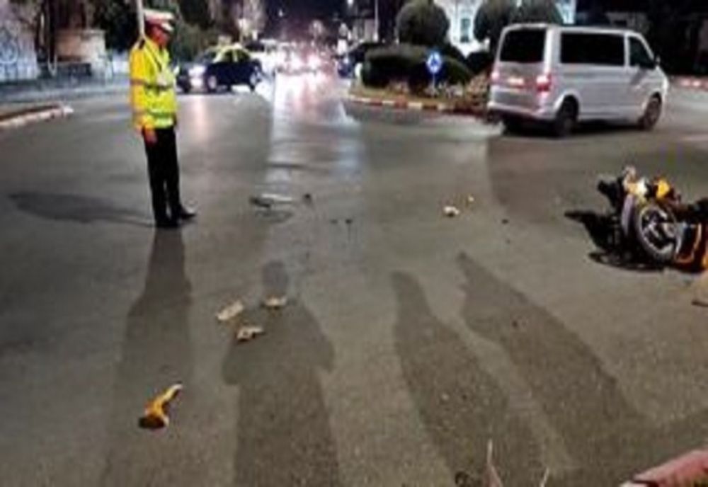 Târgovişte. Accident violent între un moped și un autoturism. Conducătorul mopedului, transportat la spital