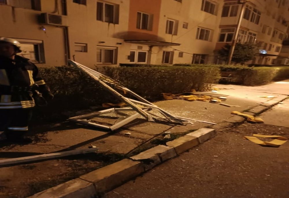 Explozie urmată de incendiu, azi-noapte, într-un bloc din Târgoviște 