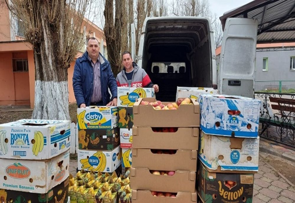 Locuitorii comunei Voinești, au oferit 2 tone de mere și 300 de litri de suc natural de fructe sutelor de ucraineni cazați în căminele SNSPA