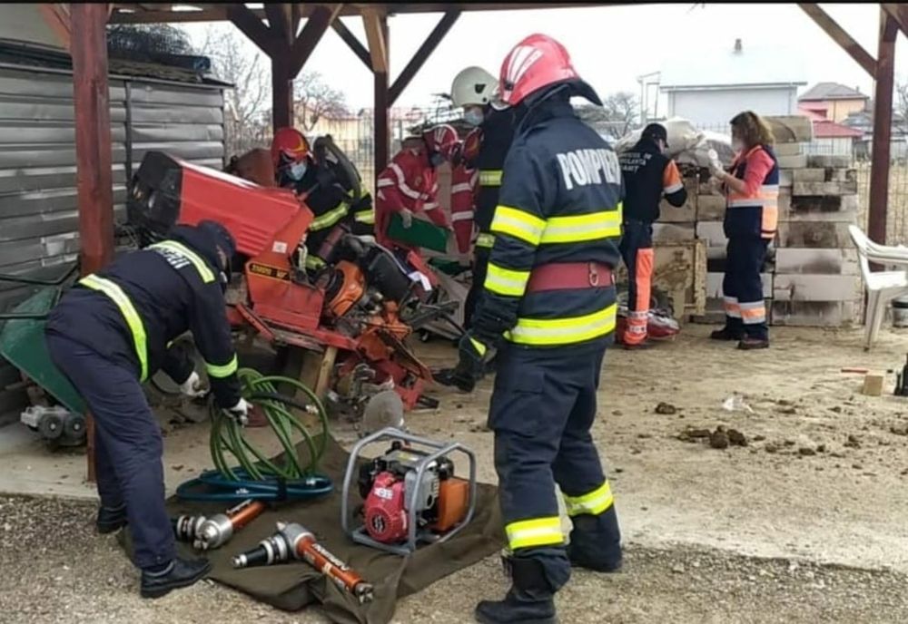 Incident grav în Dâmbovița! Un bărbat și-a prins piciorul într-un motocultor