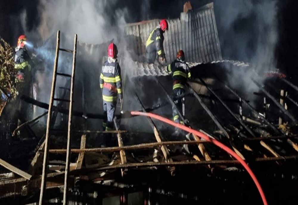 Incendiu violent la o casă de pe Valea Dâmboviței. Flăcările s-au extins și la o anexă gospodărească
