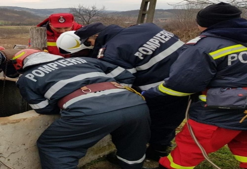 Dâmboviţa. O persoană a căzut într-o fântână adâncă. Pompierii intervin pentru scoaterea acesteia