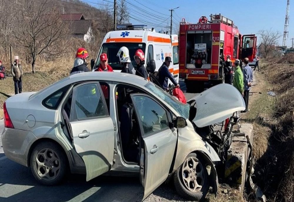 Dâmbovița. Șofer încarcerat după a intrat cu mașina într-un cap de pod