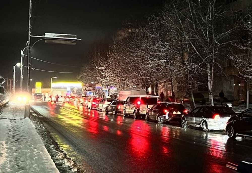 Cozi imense şi la benzinăriile din Târgoviște