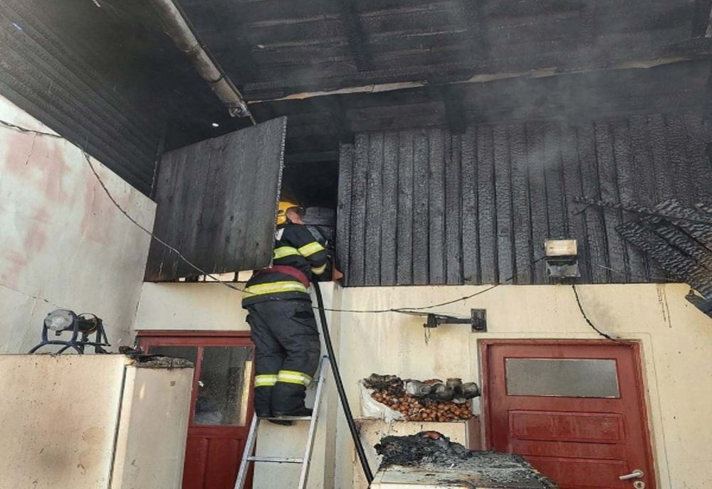 Dâmbovița. Două anexe gospodăreşti, distruse de flăcări