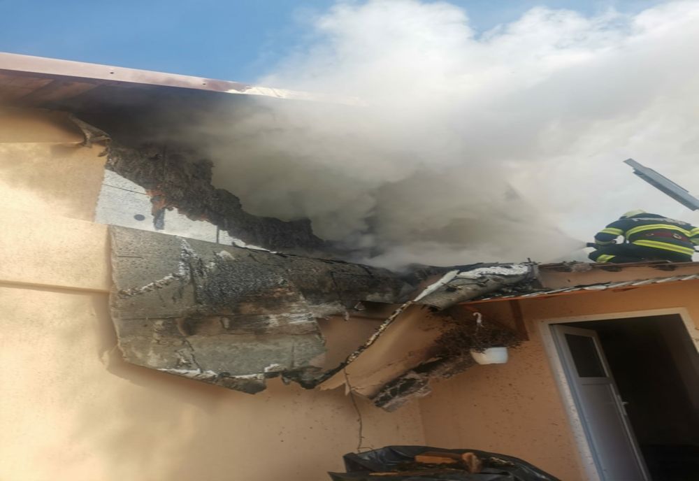 Dâmboviţa. Gospodărie mistuită de flăcări în comuna Voinești, sat Izvoare