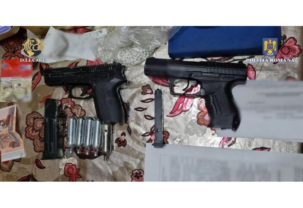 Dâmboviţa. 33 percheziții la persoane bănuite de trafic de persoane, proxenetism, camătă şi şantaj