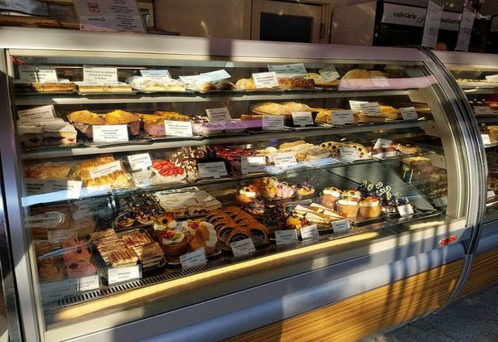 Târgoviște: Mai multe persoane au ajuns la spital, după ce au mâncat prăjituri de la aceeași cofetărie!  