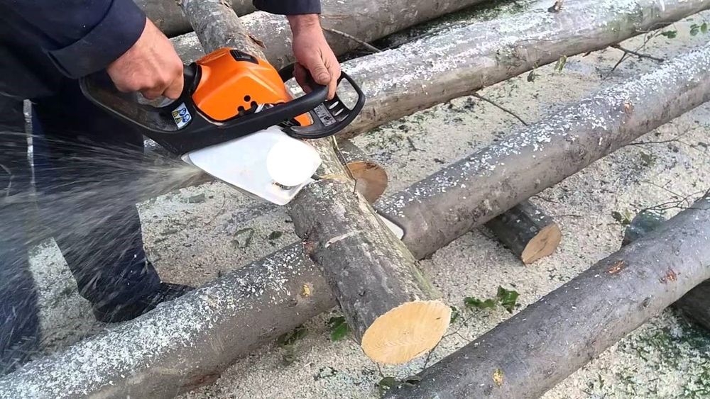 Accident grav de muncă într-o pădure din Dâmbovița! Un bărbat a decedat, iar altul a fost rănit