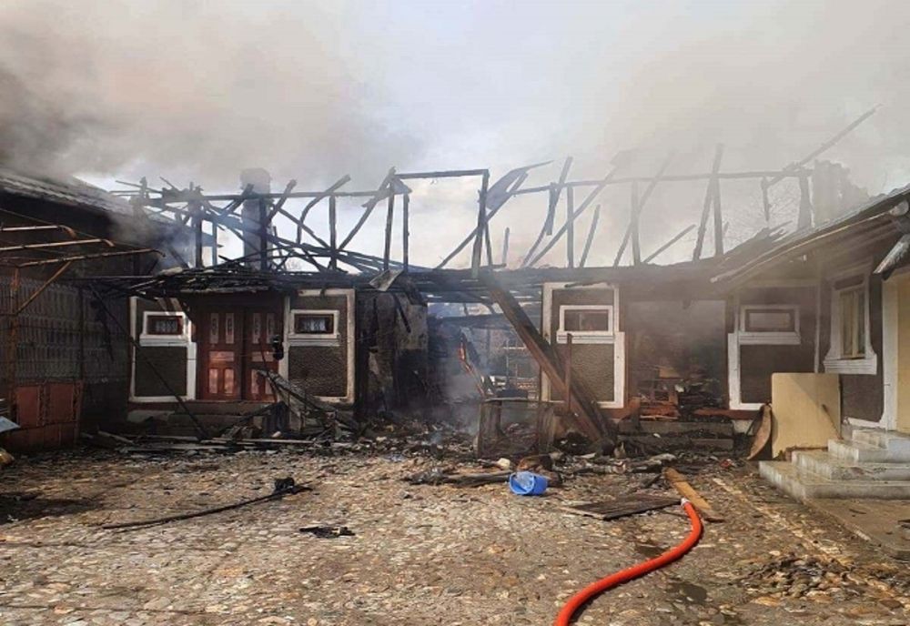 Dâmboviţa. Casă mistuită de flăcări, la Gheboieni. Un bărbat a suferit arsuri şi a fost transportat la spital