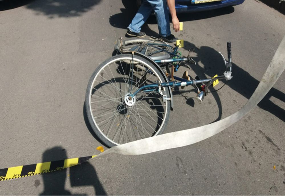 Dâmboviţa. Biciclist lovit de o mașină în Dărmăneşti! A fost transportat de urgență la spital pentru îngrijiri medicale