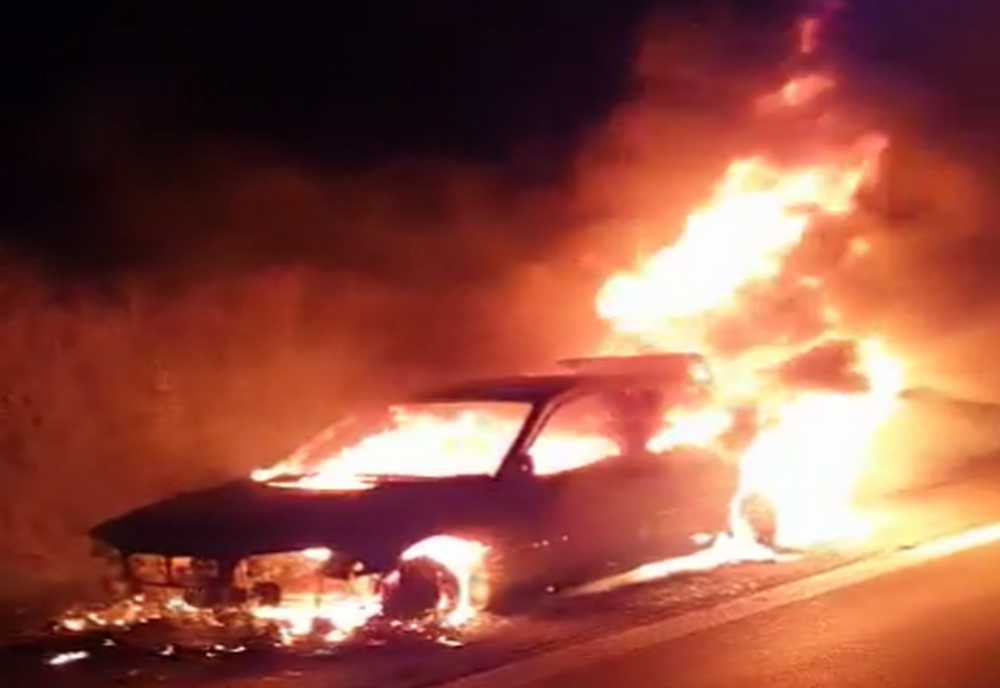 Dâmboviţa. Un autoturism a luat foc pe A1!