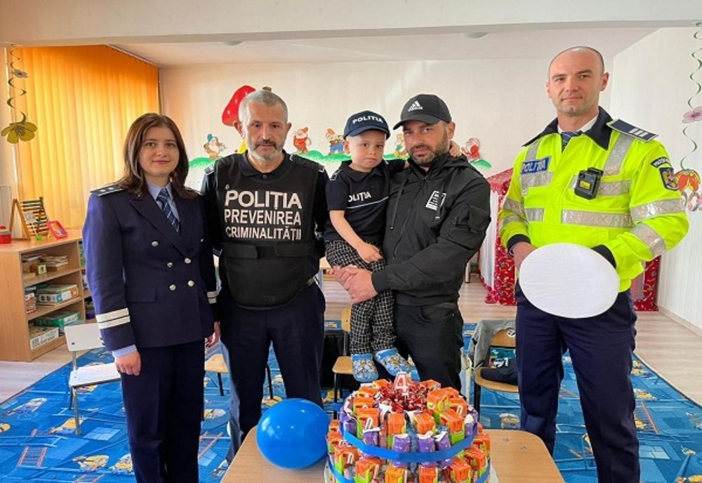 Gestul impresionant al polițiștilor din Dâmboviţa pentru un băiețel de 4 ani, rămas fără mamă