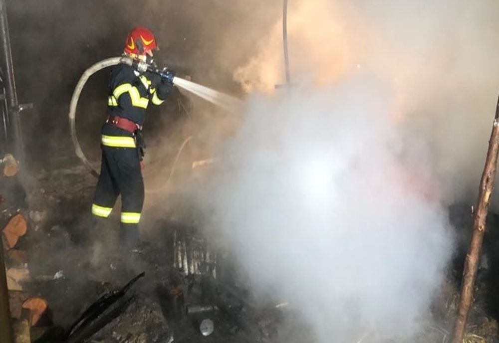 Dâmbovița: Anexă gospodărească mistuită de flăcări