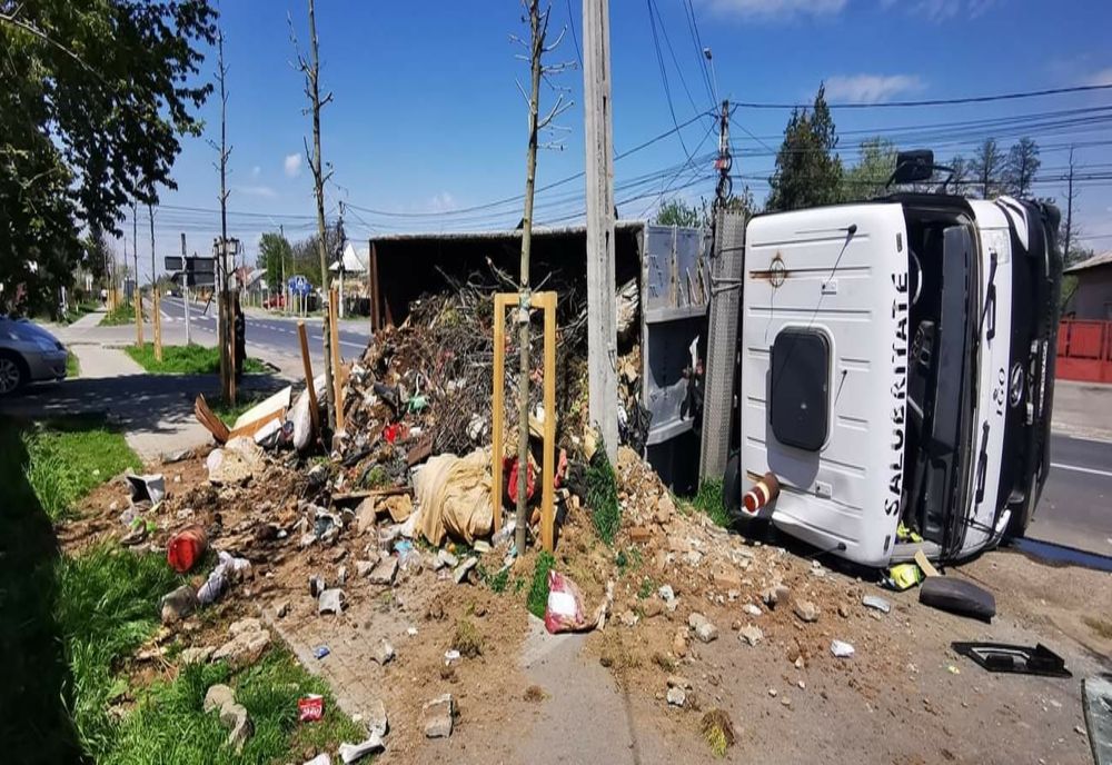 Dâmboviţa. Un camion plin cu deșeuri s-a răsturnat la Titu. Șoferul a fost rănit